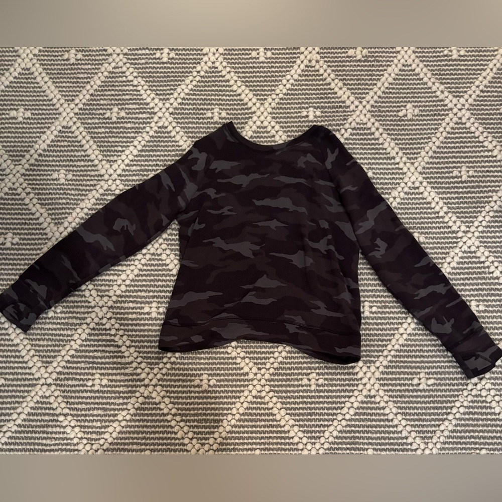 Athleta long sleeve black and grey camo crewneck pullover, thumbholes, L/12-G/12